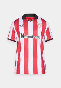 Rot-weiß gestreiftes Fußballtrikot mit schwarzem Kragen, auf der Brust ein Logo und Sponsortext auf der Vorderseite.
