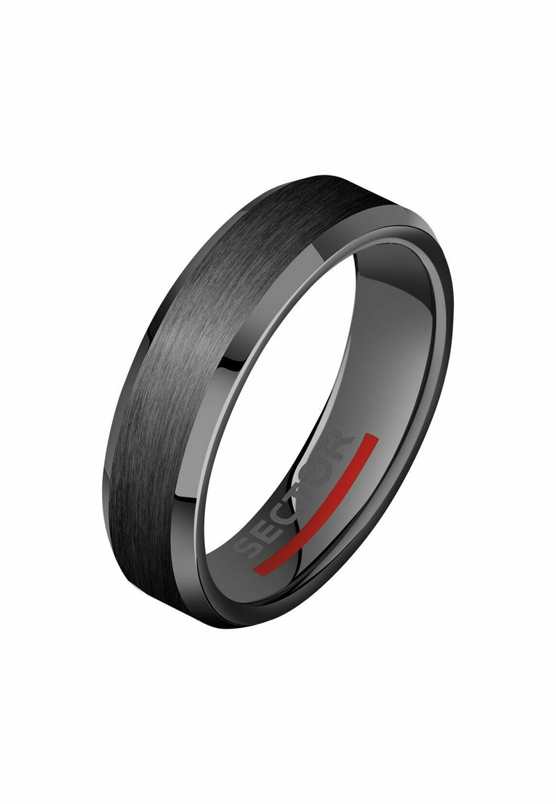 Anello in metallo nero con finitura spazzolata e bordi lucidi. All'interno presenta un accento rosso e il marchio "SECTOR". Design elegante e arrotondato.