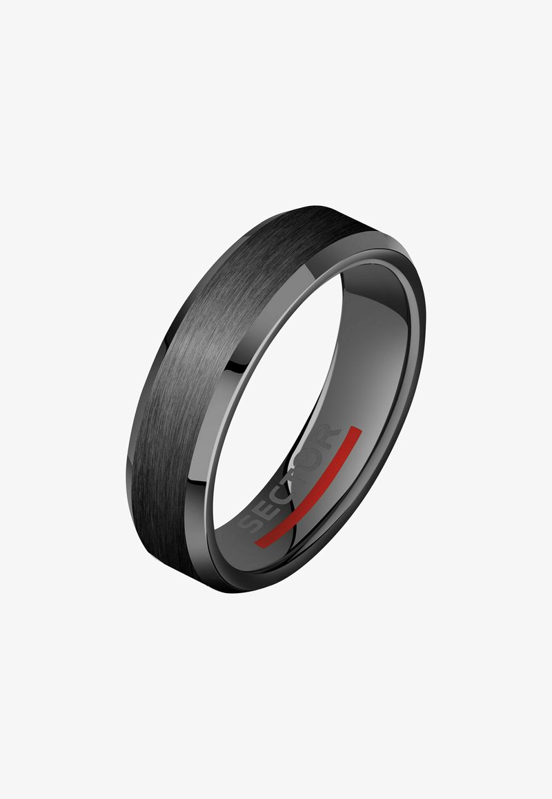 Anello in metallo nero con finitura spazzolata e bordi lucidi. All'interno presenta un accento rosso e il marchio "SECTOR". Design elegante e arrotondato.