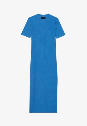 Mėlyna raukšlėta midi suknelė su trumpomis rankovėmis ir apvaliu iškirpimu, pagaminta iš lengvos medžiagos, turinti paprastą, tiesią siluetą.