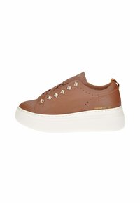 Sneaker in pelle marrone con finitura testurizzata, caratterizzato da borchie argentate lungo il lato, suola piatta bianca e un accento del logo dorato.