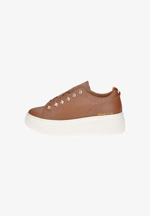 Sneaker in pelle marrone con finitura testurizzata, caratterizzato da borchie argentate lungo il lato, suola piatta bianca e un accento del logo dorato.