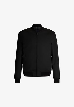 Zwarte bomberjack met rits aan de voorkant, ribbelkraag, -manchetten en -zoom, ritszakken aan de zijkanten en een klein rond logo op de linker mouw.