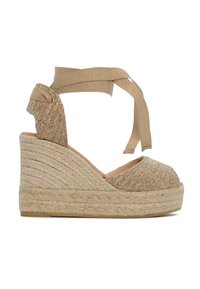 Sandalo wedge espadrilla beige con texture intrecciata, cinturino alla caviglia e suola in juta. La parte superiore presenta un design in tessuto a motivo.