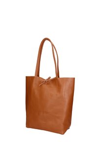 Borsa tote in pelle marrone con due manici lunghi, design semplice, texture morbida e un dettaglio annodato all'apertura superiore.