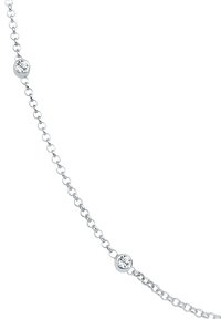 Nežen srebrn verižni obesek z dvema enakomerno razporejenima okroglima prozornima dragima kamnoma, vgrajenima v gladke okvirje na belem ozadju.