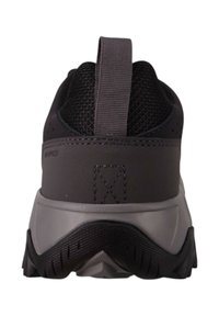 Schwarzer Sportschuh mit Netzobermaterial und wasserdichtem Material. Verfügt über eine Zuglasche, eine strukturierte Sohle und Gummibezüge für besseren Halt.