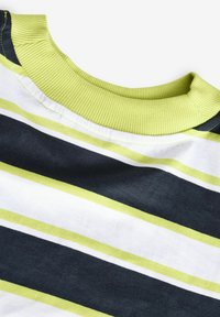 Stribet T-shirt med navyblå, hvid og limegrøn vandrette striber. Ribbet limegrøn rund hals. Blødt bomuldsmateriale.