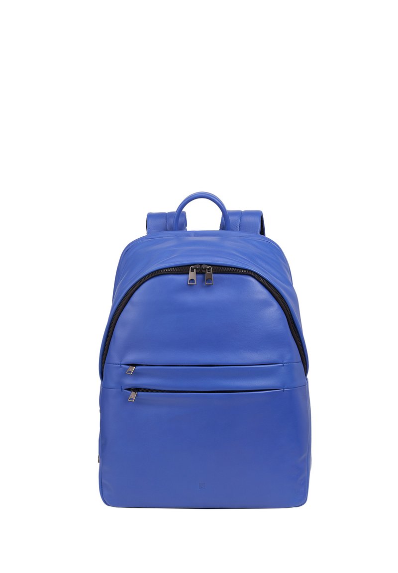 Mochila de cuero azul con textura suave, parte superior redondeada, bolsillos frontales con doble cremallera y correas de hombro acolchadas. Diseño simple con un acabado elegante.