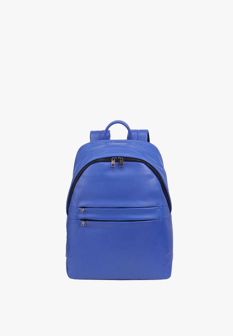 Mochila de cuero azul con textura suave, parte superior redondeada, bolsillos frontales con doble cremallera y correas de hombro acolchadas. Diseño simple con un acabado elegante.
