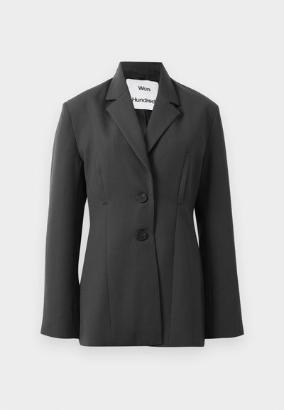 Blazer noir ajusté avec deux boutons et des revers étroits, présenté sur un fond blanc uni.