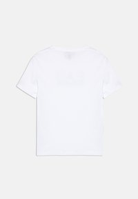 Valkoinen puuvillainen T-paita, lyhyet hihat, pyöreä kaula-aukko, rento istuvuus, jossa hillitty brändilogon painatus takana. Sileä pinta.