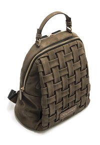 Sac à dos en cuir tressé marron avec un design arrondi, matériel doré, fermeture éclair et une poignée supérieure. Texture lisse et bretelles ajustables.