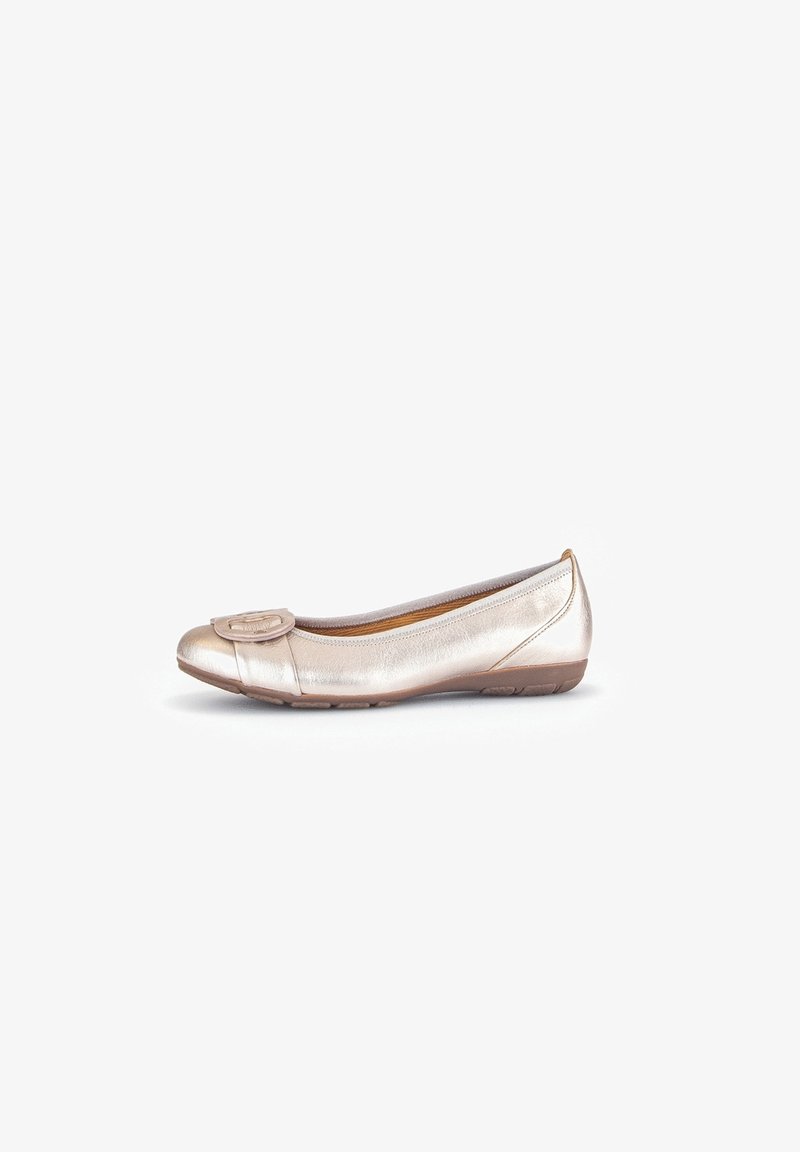 Chaussure plate métallique dorée unique avec bout rond, boucle décorative et semelle marron, vue de côté sur fond blanc.