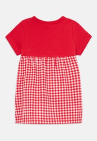 Crvena haljina kratkih rukava s jedinstvenim gornjim dijelom i lepršavom gingham suknjom u crveno-bijelom karo uzorku. Pamuk s округлим izrezom.