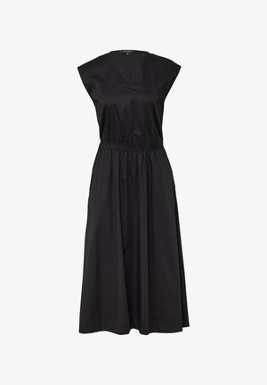 Schwarzes Kleid aus glattem Stoff mit V-Ausschnitt, kurzen Kapärmelchen, elastischem Taillenbund und einem fließenden, knielangen Rock.