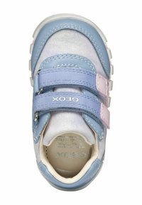 Sneaker per bambini blu e rosa con due cinturini a velcro, parte superiore in tessuto testurizzato e suola in gomma bianca. Logo Geox visibile.
