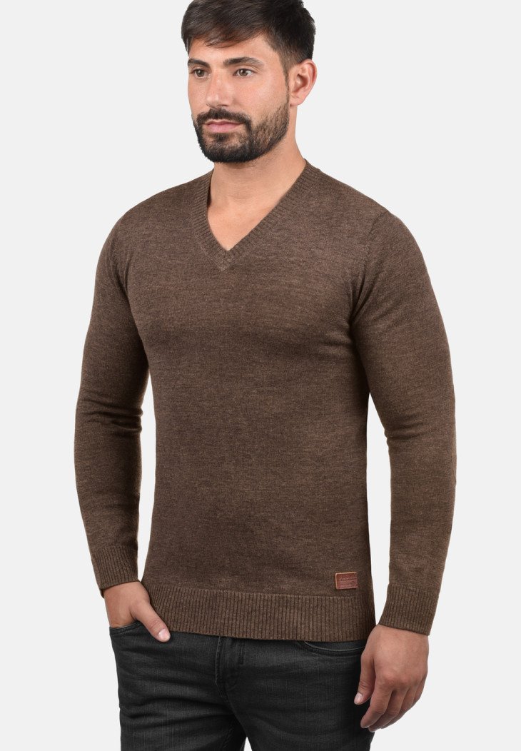 Brun v-hals sweater lavet af blødt strikket stof, med ribkant i talje og ærmer, samt et lille lædermærke i bunden.