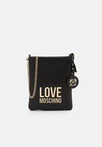 Borsa a tracolla nera rettangolare con tracolla in catena dorata, testo "LOVE MOSCHINO" in oro e charm a logo rotondo attaccato.