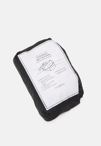 Schwarze Umhängetasche aus recyceltem Polyester. Verfügt über eine wasserabweisende Außenseite, einen Reißverschluss, eine hängende Tasche und eine hintere Reißverschluss-Tasche.