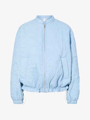 Chaqueta bomber acolchada azul claro con costuras florales, cremallera frontal, bolsillos laterales, dobladillo elástico y puños con cordones ajustables.