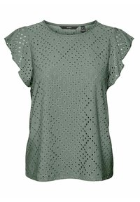 Blouse vert sauge à manches courtes avec motif losange en œillets et manches à volants, encolure ronde, tissu léger.