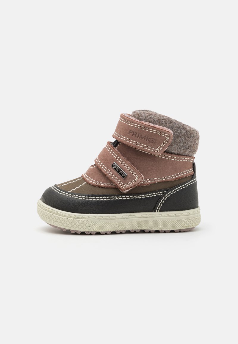 Bottines marron et noires avec deux sangles Velcro, tige texturée et doublure en fourrure grise. Semelle en caoutchouc léger avec une adhérence à motif.