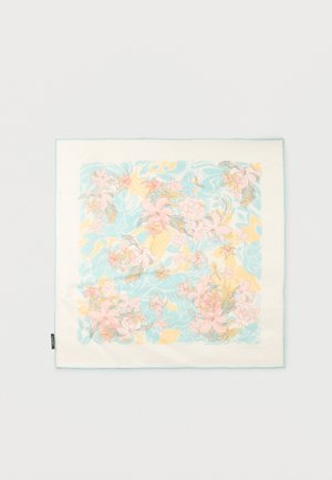 Vierkante zijden sjaal met pastelkleurige roze en gele bloemmotieven op een lichtblauwe en crèmekleurige achtergrond.