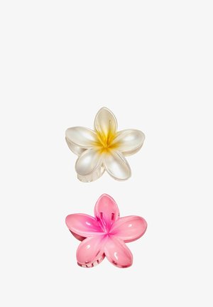 Deux barrettes florales : une barrette blanche translucide avec un centre jaune et une barrette rose avec un centre rose plus foncé, toutes deux en forme de fleurs.