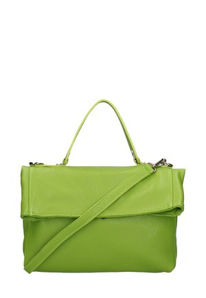 Borsa a mano verde in pelle con finitura testurizzata, dotata di un manico superiore e di una tracolla removibile, e chiusura a pattina senza hardware visibile.