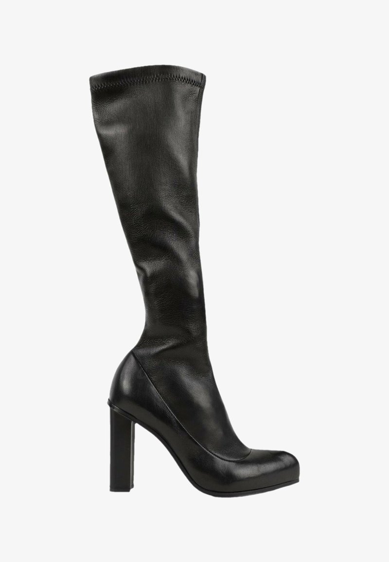 Botte en cuir noire montante jusqu'au genou, avec un bout arrondi et un talon bloc haut.
