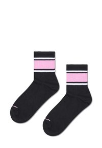 Et par sorte ankelstrømper med pink, hvid og sorte striber rundt om kanten, lagt fladt på en hvid baggrund.