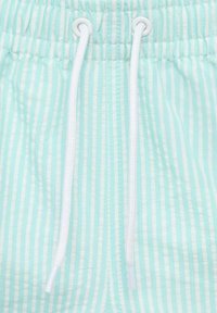 Světle modré pruhované šortky s pružným pasem a bílou šňůrkou. Materiál vypadá lehce a hladce s jemným leskem.