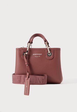 Petit sac à main en cuir mauve texturé avec poignées supérieures, ferrures argentées et une large bandoulière assortie embossée d'un nom de marque.