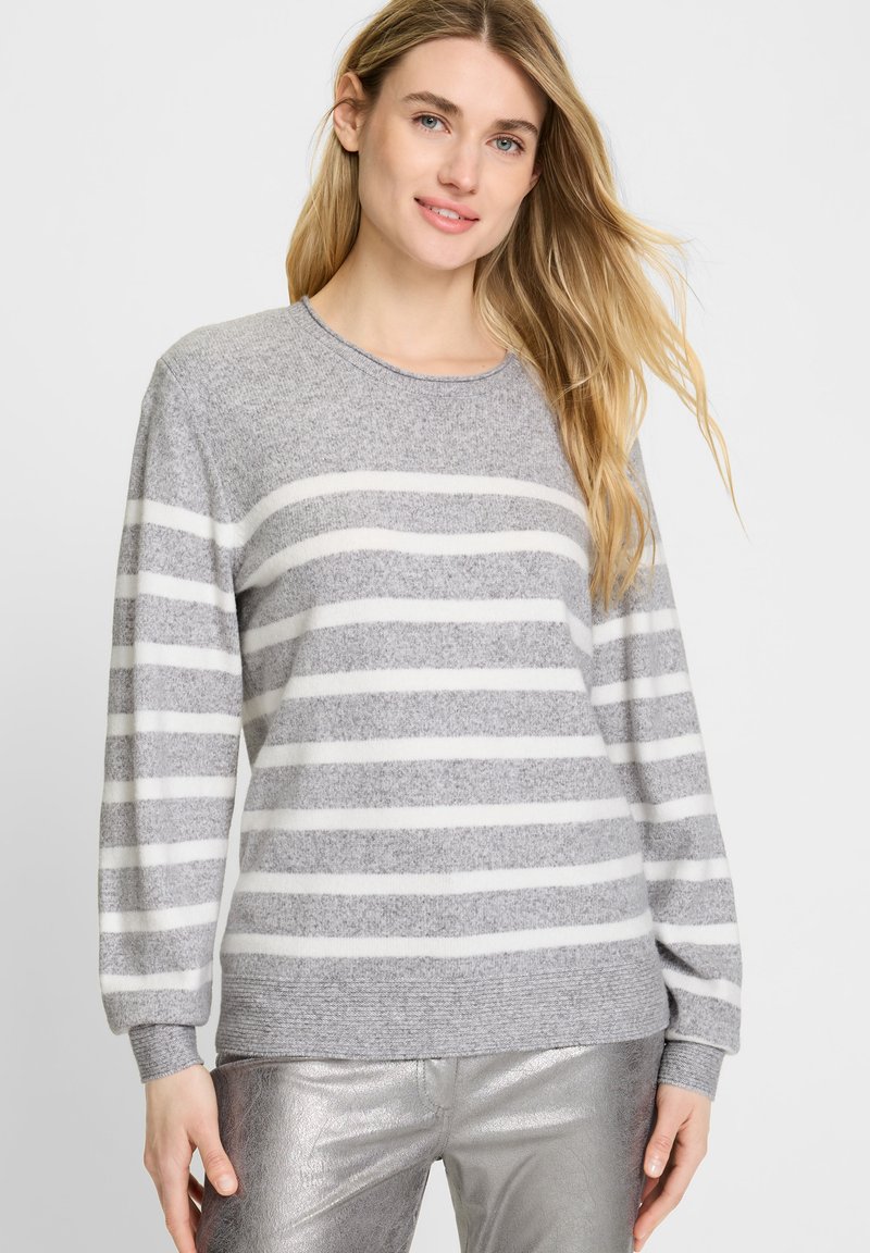 Grau gestrickter Pullover mit weißen horizontalen Streifen, aus weichem Material gefertigt. Hat einen runden Halsausschnitt und lange Ärmel, mit gerippten Bündchen und Saum.