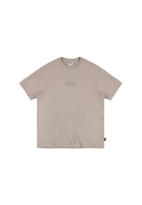 Beżowa bawełniana koszulka z okrągłym dekoltem, krótkimi rękawami, prostokątną naszywką z logo w nieco ciemniejszym odcieniu oraz metką boczną.