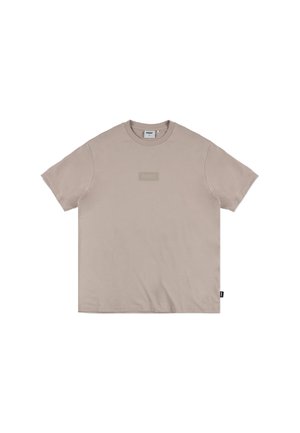 Beżowa bawełniana koszulka z okrągłym dekoltem, krótkimi rękawami, prostokątną naszywką z logo w nieco ciemniejszym odcieniu oraz metką boczną.