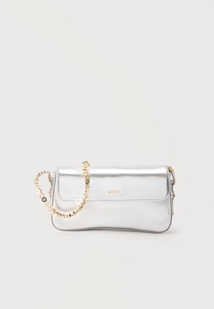 Zilverkleurige leren clutch met gouden kettingriem met geperste letters en klein gouden merkembleem op de voorflap.