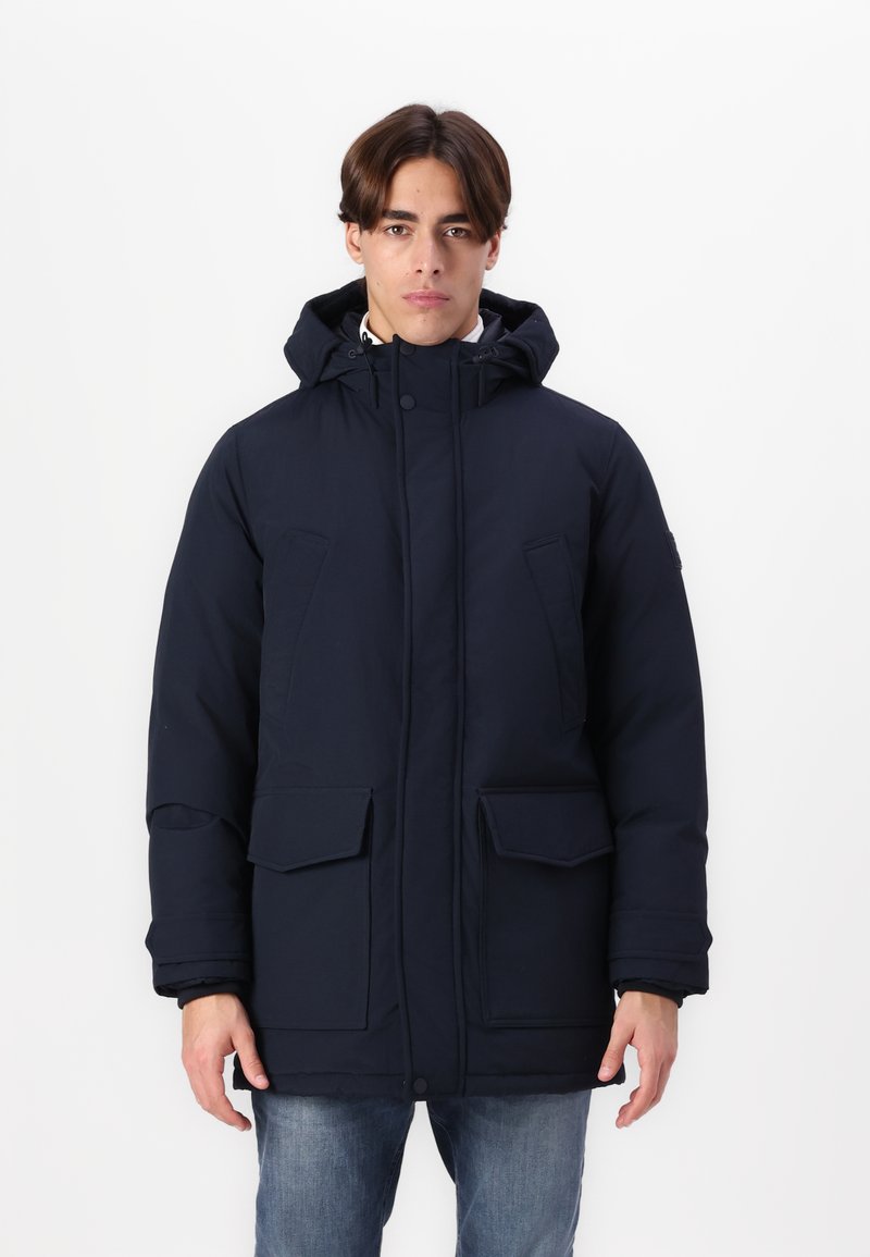 Parka blu navy imbottito con cappuccio regolabile, due grandi tasche anteriori e chiusura con zip. Realizzato in tessuti durevoli.