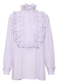 Blusa lilla con un alto colletto arruffato e una decorativa finitura in pizzo. Presenta una chiusura con bottoni e maniche lunghe con dettagli in pizzo ai polsini.