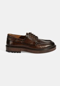 Braune Leder-Schnürschuhe mit einer strukturierten Oberfläche, abgerundeter Zehenpartie und einer robusten Gummisohle. Verfügt über dekorative Nähte und Ösenelemente.