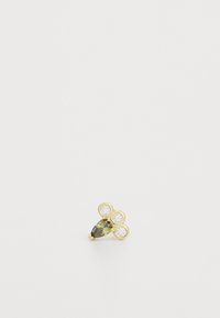 Boucles d'oreilles dorées avec une pierre verte en forme de poire, ornée de trois pierres claires rondes. Surface lisse et finition polie.