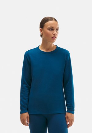 Camisa de manga larga en verde azulado oscuro, hecha de una tela suave. Presenta un escote redondo y un ajuste holgado, combinada con un pantalón a juego.