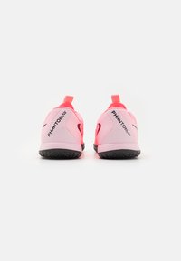 Nike Performance JR PHANTOM GX II ACADEMY IC UNISEX - Zaalvoetbalschoenen - sunset pulse/black