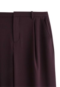 Burgundy byxor med en slät textur, med rak passform, veck framtill och sidfickor för funktion och stil.