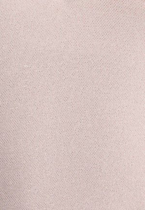 Primer plano de tejido de punto beige claro con textura fina y uniforme y patrón de puntadas pequeño y consistente.