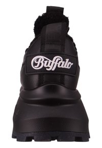 Zapatilla negra con un acabado de cuero suave, que presenta un cuello trasero acolchado y un logo "Buffalo" blanco en una etiqueta de tela. Suela texturizada visible.