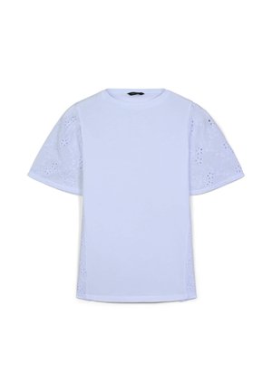 T-shirt bianca con maniche corte, caratterizzata da ricami floreali intagliati sulle maniche, realizzata in tessuto leggero e traspirante. Collo rotondo.