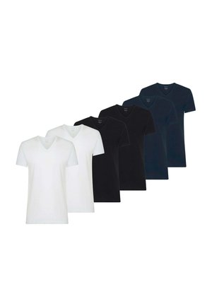 Sei t-shirt da uomo con scollo a V nei colori bianco, nero e blu scuro disposte in fila su uno sfondo bianco.