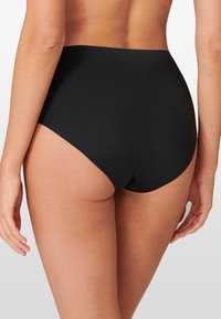 Zwarte slip met hoge taille, gemaakt van glad, rekbaar materiaal, met naadloze randen en een klassiek ontwerp.